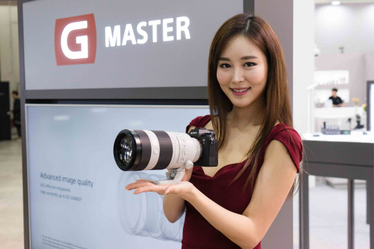 소니코리아는 20일부터 4일간 서울 삼성동 코엑스에서 열리는 아시아 최대 광학기기 전시회인 '2017 서울 국제사진영상기자재전(P&I) 2017'에 참가한다고 20일 밝혔다. 올해로 26회를 맞이하는 P&I 2017에서 소니코리아는 풀프레임 미러리스 카메라 a7 시리즈를 비롯해 RX 시리즈, 그리고 광학식 손떨림 보정 기술 B.O.SS.를 탑재한 4K 액션캠과 캠코더 등 소니의 혁신적인 기술이 담긴 제품들을 선보인다. <소니코리아 제공>